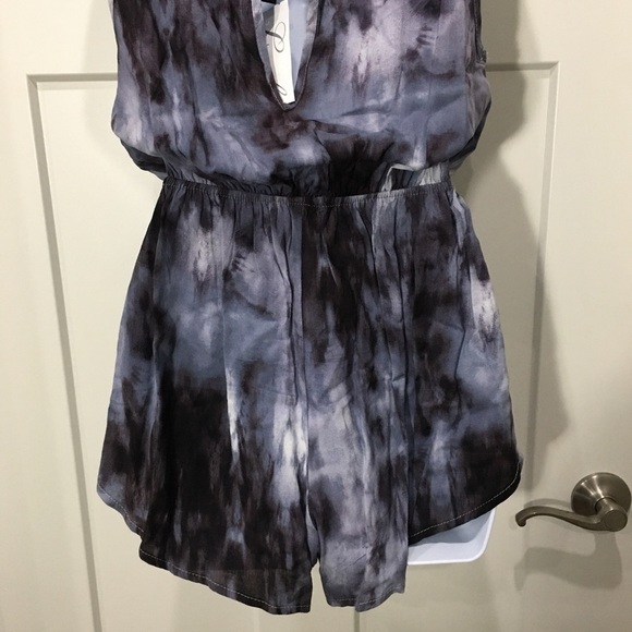 Audrey 3+1 tie dye blue grey sleeveless romper size small NWT - Picture 6 of 8